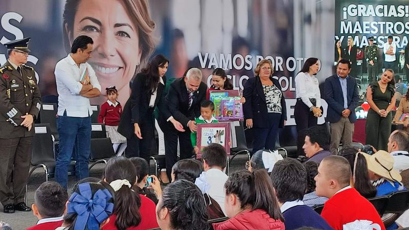 Pese a malos augurios, ciclo escolar arrancó sin contratiempos en Michoacán, asegura gobernador 