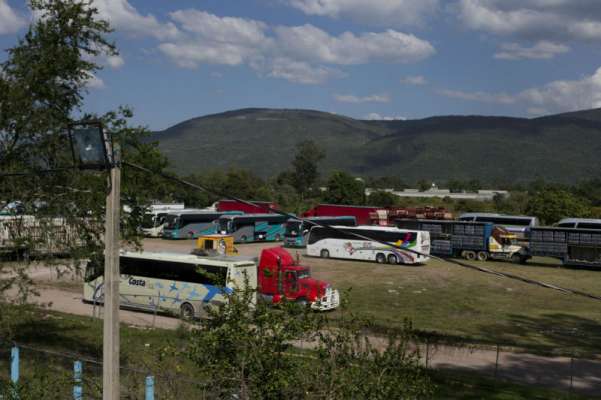 Comuneros, normalistas y profesores indígenas liberan vehículos retenidos en Michoacán 