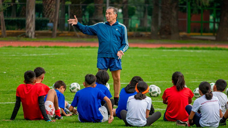 Inauguran clínicas de futbol en Xochimilco para niñas y niños de 12 a 15 años 