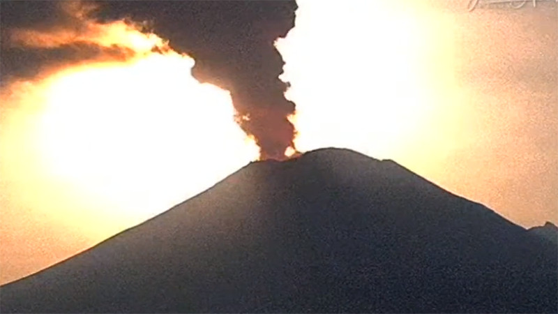 Puebla: Volcán Popocatépetl emite fumarola durante las primeras horas de este miércoles 