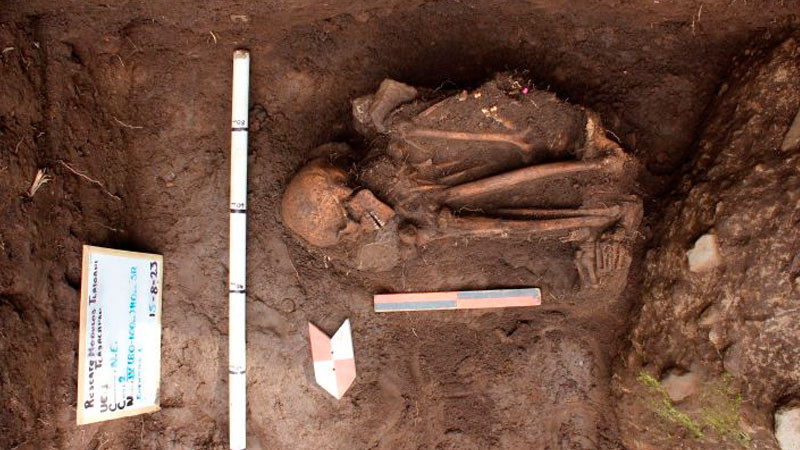 Lluvias dejan al descubierto el entierro de una mujer que vivió hace 1,000 años en Tlayacapan