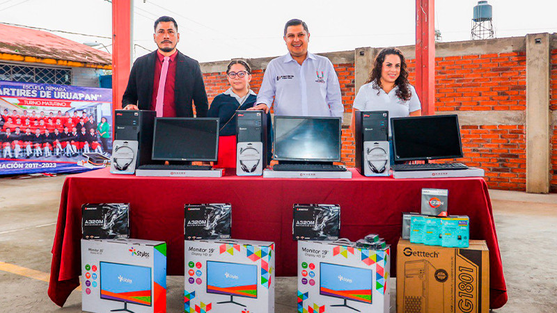 Entrega Nacho Campos tres aulas y computadoras por 1 millón 246 mil pesos en escuela Mártires de Uruapan 
