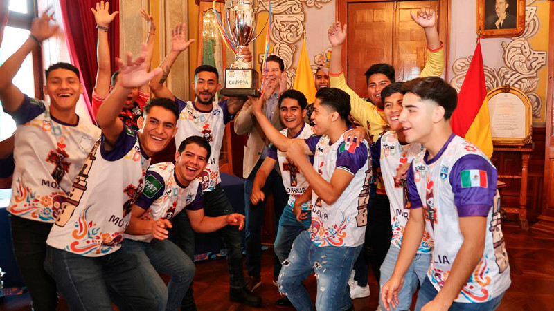 Reconoce Alfonso Martínez a jóvenes ganadores de la Copa IFA7 en Colombia