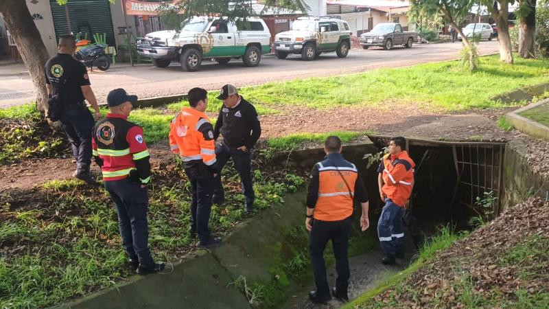 No hallan a Santiago; 200 rescatistas buscan en Ario a niño de 8 años que cayó a canal pluvial 