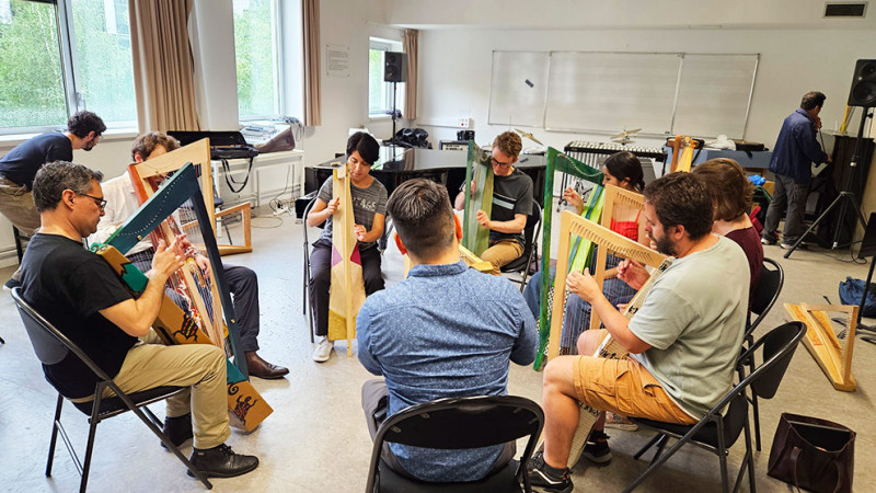 Alumnos de la UNAM tocaron arpas de cartón en la Sorbona de París 