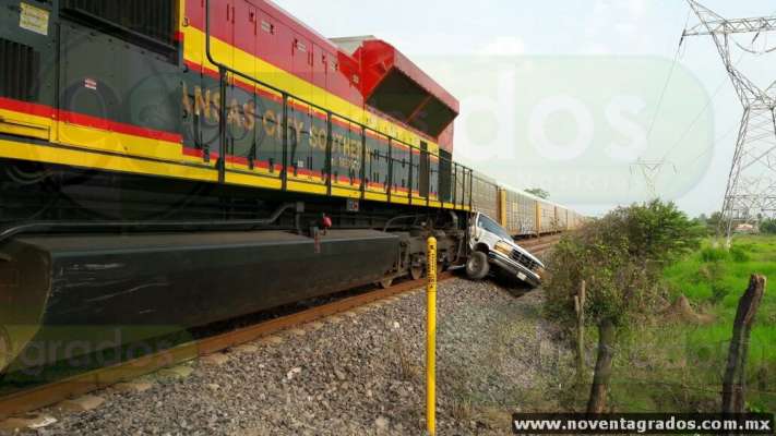Camioneta es impactada por el tren en Lázaro Cárdenas, Michoacán - Foto 1 