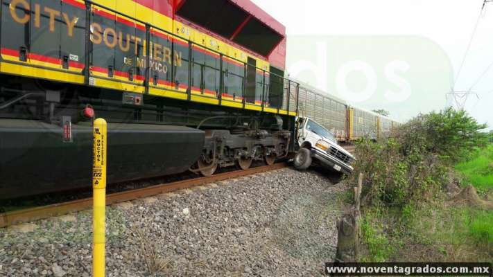 Camioneta es impactada por el tren en Lázaro Cárdenas, Michoacán - Foto 2 