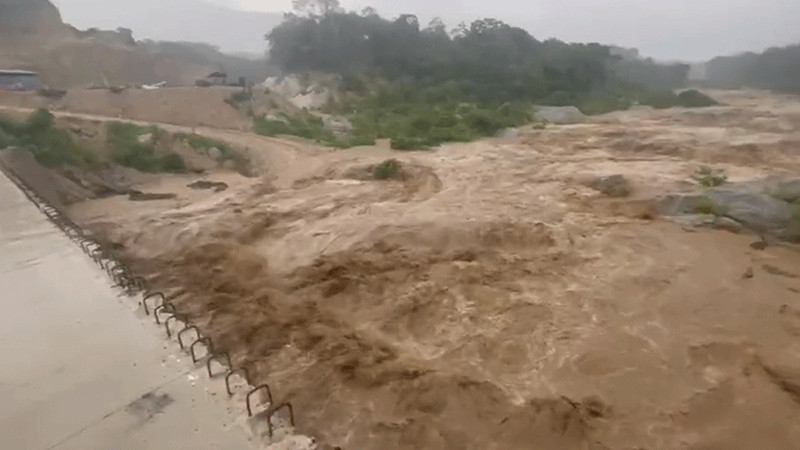 Fuertes lluvias dejan crecida de ríos y daños en puentes en Oaxaca 
