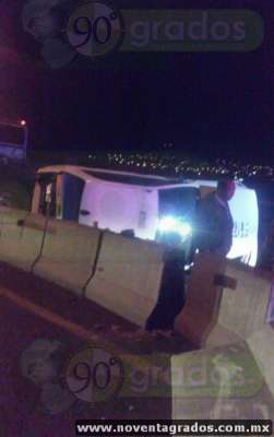 Taxista choca contra muro de contención y vuelca, en Morelia - Foto 0 