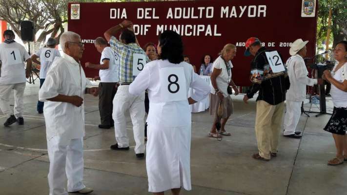 Festeja el DIF Apatzingán a los adultos mayores en su día - Foto 1 