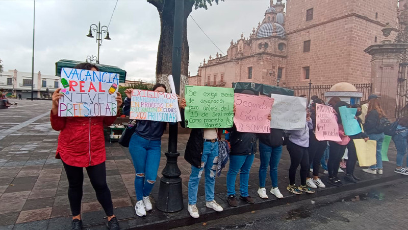 Se manifiestan jóvenes normalistas frente a Palacio de Gobierno, piden plazas