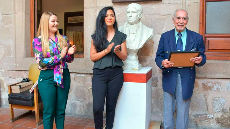 Reconoce Secum a extitular de Casa Natal de Morelos por 23 años de servicio