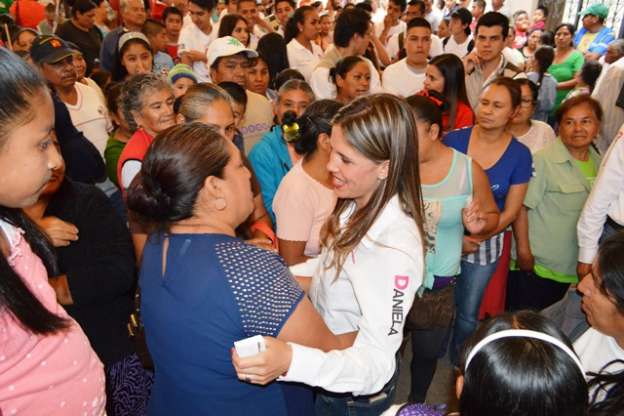 Daniela de los Santos visitó a habitantes de la Primo Tapia Oriente 