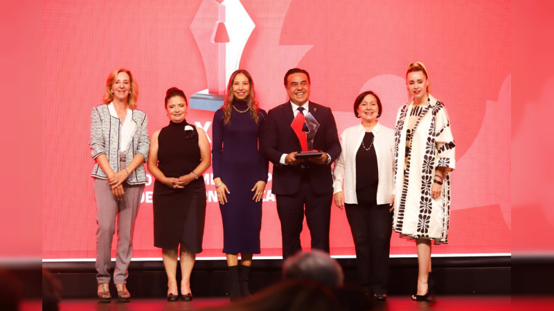 Recibe Luis Nava, alcalde de Querétaro, premio por la Universidad de las Mujeres 