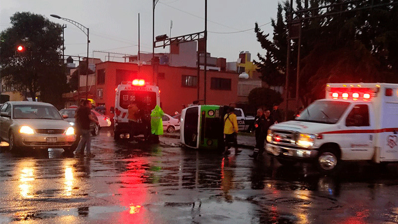 Siete personas lesionadas, resultado de un choque entre combi y autobús en Iztacalco 