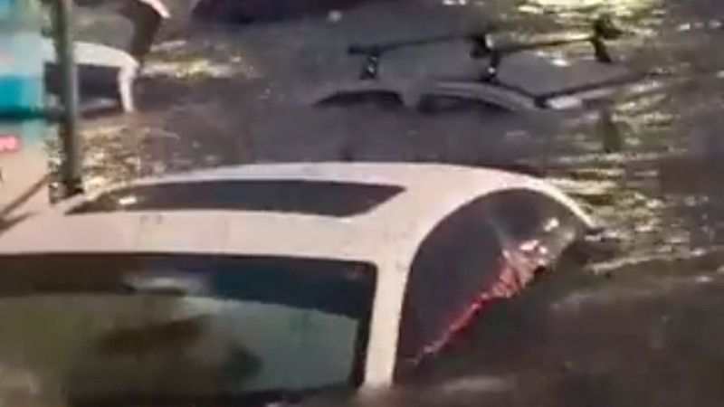 Se inunda Guadalajara; al menos 20 vehículos quedan atrapados por fuertes lluvias 