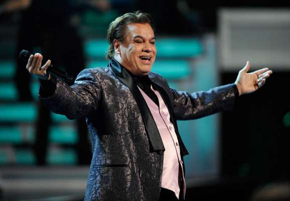 A los 66 años de edad Juan Gabriel muere de un infarto  