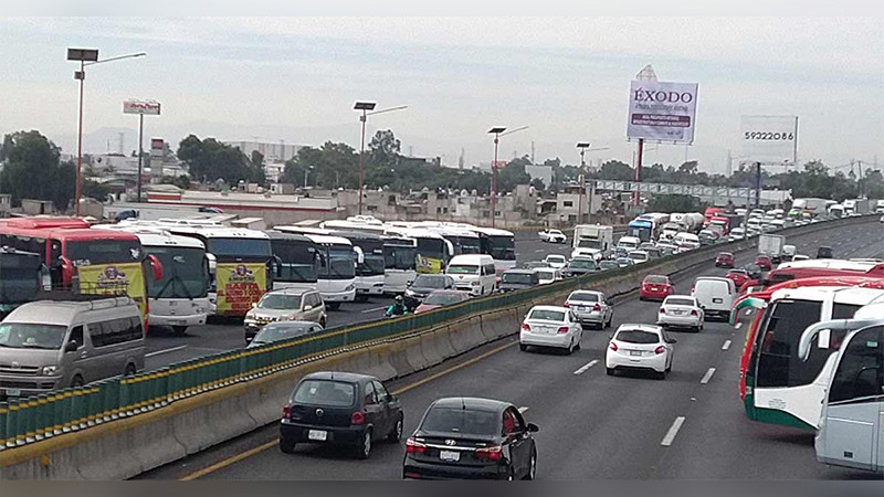 Transportistas bloquean la México-Pachuca en ambos sentidos a la altura de Ecatepec de Morelos 
