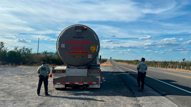 Detienen a chofer de autotanque por no acreditar la procedencia del combustible, en Nuevo León 