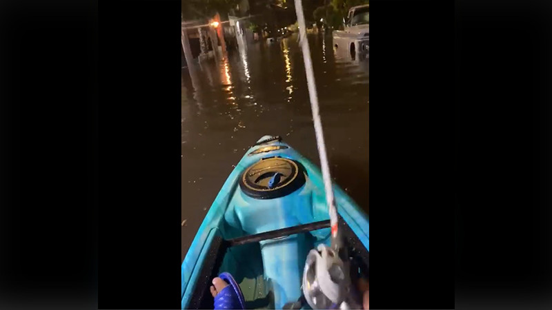  Guadalajara: Captan otro tinaco y un Kayak en calles tras fuertes lluvias 