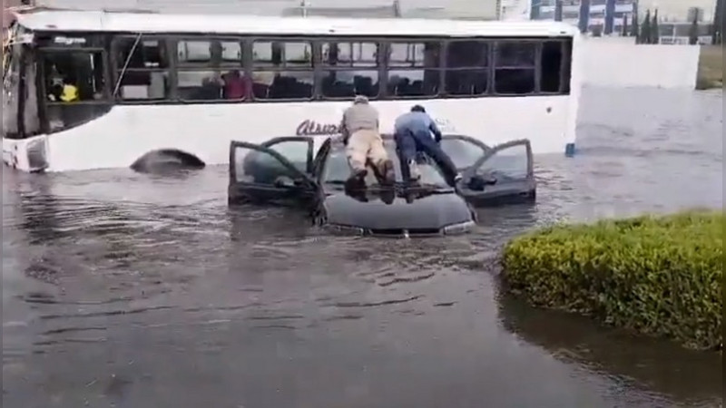 Lluvia torrencial deja inundaciones y árboles caídos en Naucalpan y Metepec 