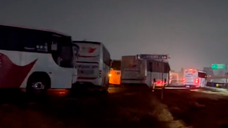 Transportistas bloquean autopista México-Pachuca, exigen un alto al robo y extorsiones  