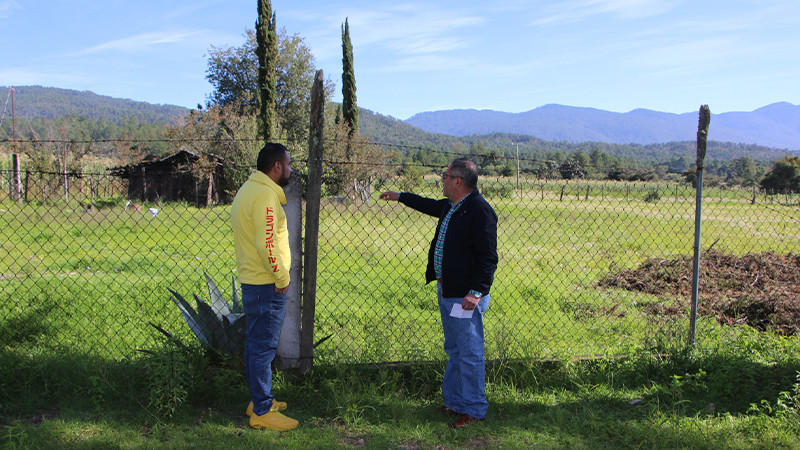 José Luis Téllez Marín visita Primaria de Cuchipitio Palos Secos, para conocer sus necesidades