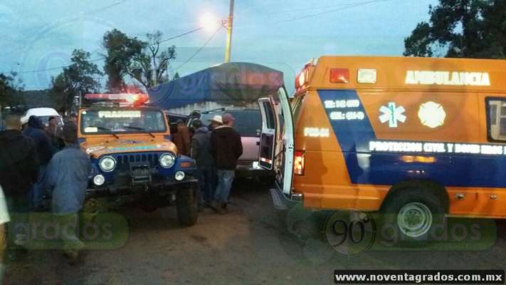 Prensados dos hombres tras chocar contra camión en Los Reyes, Michoacán - Foto 4 