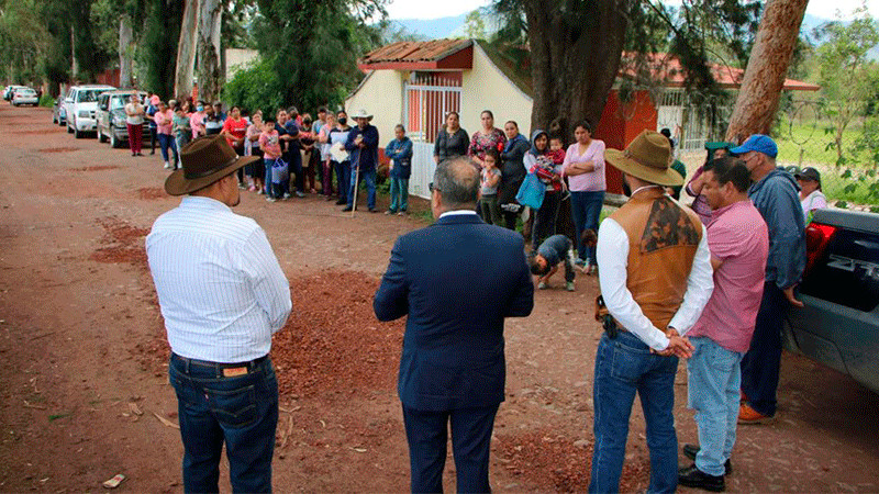 Téllez Marín supervisa la construcción del tanque de almacenamiento de agua en la comunidad de San José Irapeo