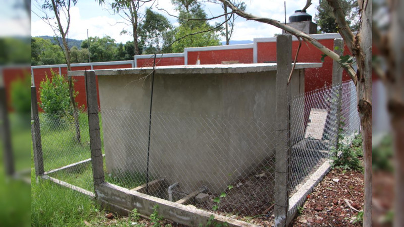 Téllez Marín supervisa la construcción del tanque de almacenamiento de agua en la comunidad de San José Irapeo