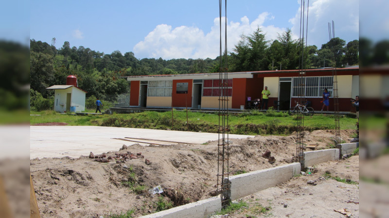José Luis Téllez Marín, escucha las necesidades que tiene la Escuela Telesecundaria de la col. Llano del Ejido