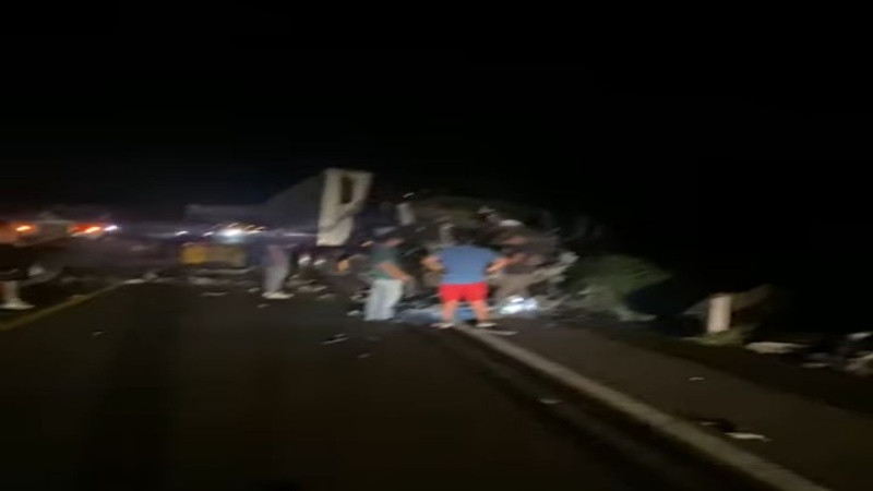 Chocan dos camiones en la autopista Siglo XXI en Michoacán