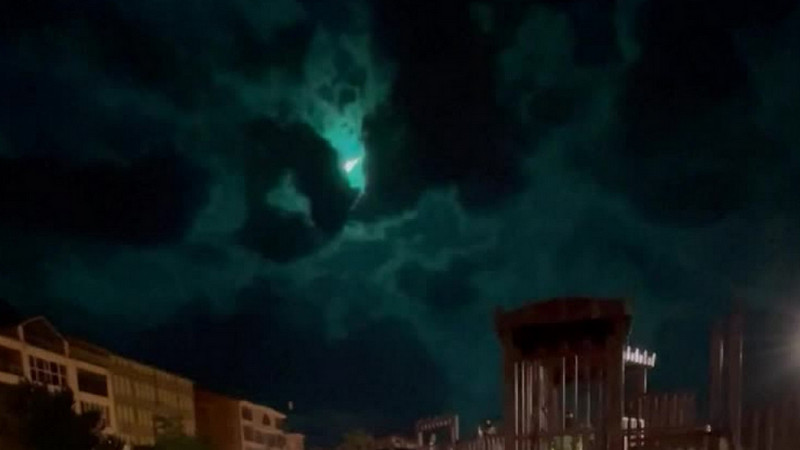Avistan posible meteorito que ilumina el cielo en Turquía 