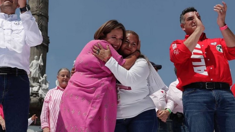 Ceci Flores, madre buscadora, acompaña a Xóchitl Gálvez a recibir constancia; externa su apoyo 