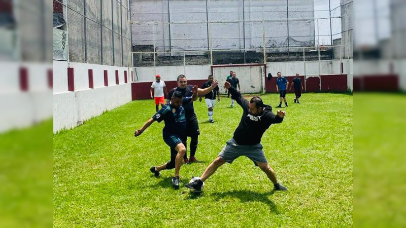 Fraternal convivencia deportiva entre edil y policías de Uruapan