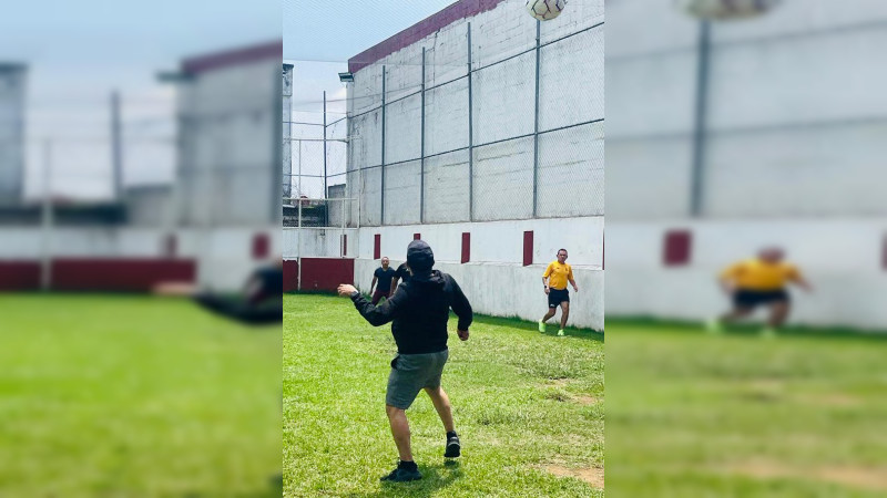 Fraternal convivencia deportiva entre edil y policías de Uruapan