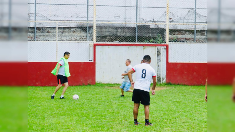 Fraternal convivencia deportiva entre edil y policías de Uruapan