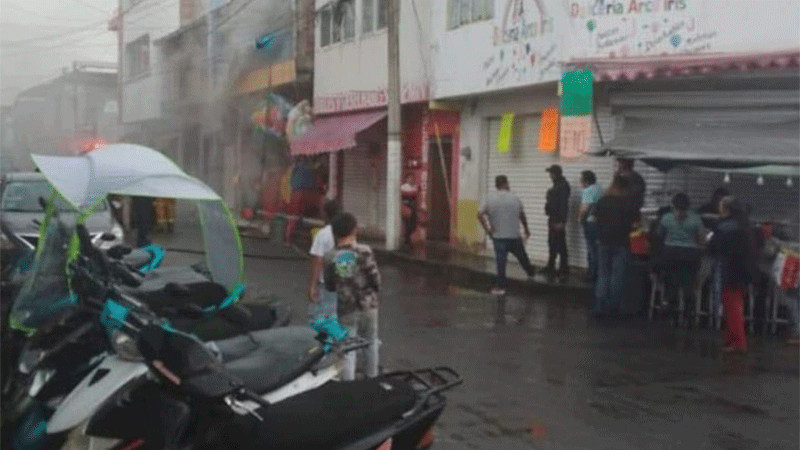Rayo provoca incendio en bodega de plásticos en Los Reyes 