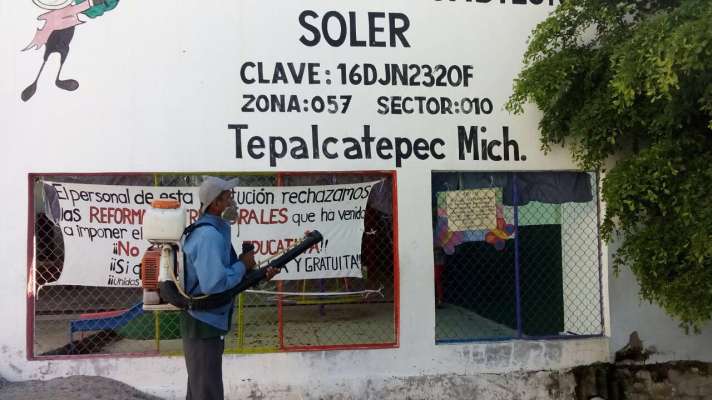 El 100% de los planteles educativos de Tepalcatepec han sido fumigados: Mendoza Torán - Foto 0 