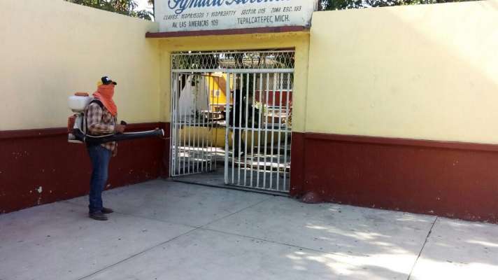 El 100% de los planteles educativos de Tepalcatepec han sido fumigados: Mendoza Torán - Foto 1 