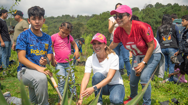 Un día de amor por la naturaleza: la diputada Daniela De Los Santos encabeza reforestación en Umécuaro