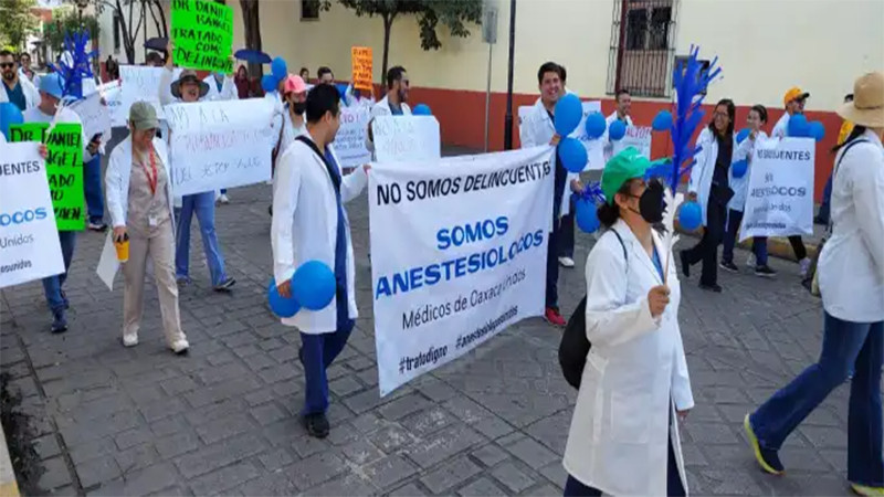 Médicos anestesiólogos de Oaxaca marchan por la no estigmatización y libertad de colegas detenidos 