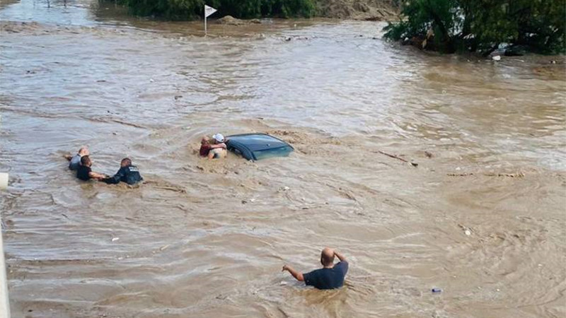 Hombres son rescatados tras lluvias torrenciales en La Paz, Baja California Sur 