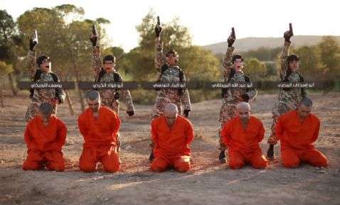 Cinco niños soldados ejecutan sin piedad a supuestos kurdos  
