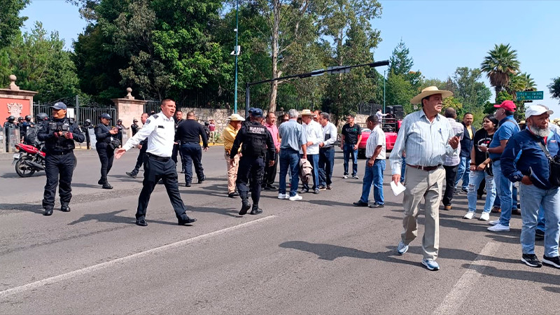 Padres de familia demandan asignación de maestros en aulas, policías los repliegan 