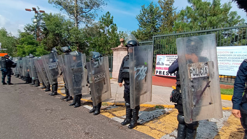 Padres de familia demandan asignación de maestros en aulas, policías los repliegan 
