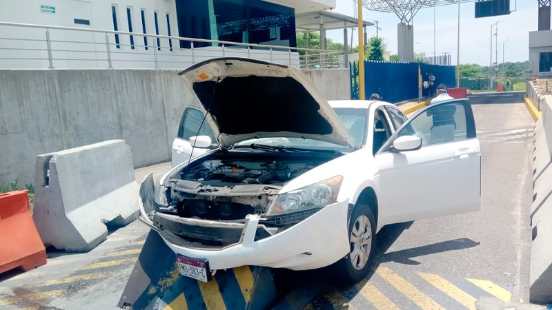 Se impacta vehículo contra sistema "poncha llantas" que tuvo fallo mecánico, en caseta de Feliciano, Guerrero, hay un lesionado
