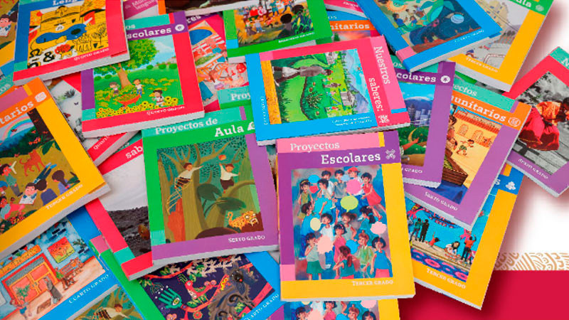 Padres de familia entregan 170 mil firmas para frenar distribución de libros de texto en Jalisco 