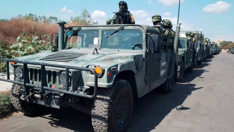 Vehículo militar choca con camioneta particular y vuelca en Tingüindín; hay 6 soldados heridos 