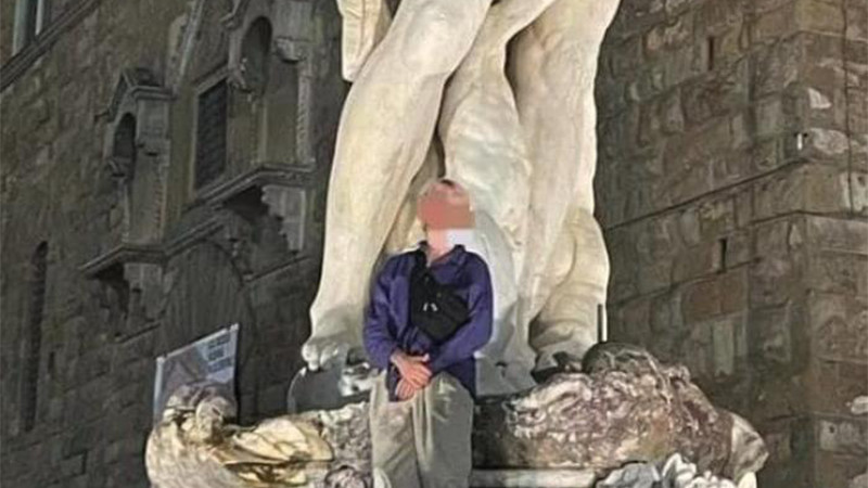 Daños en monumento: turista se sube a estatua de Neptuno en Florencia para fotografía 
